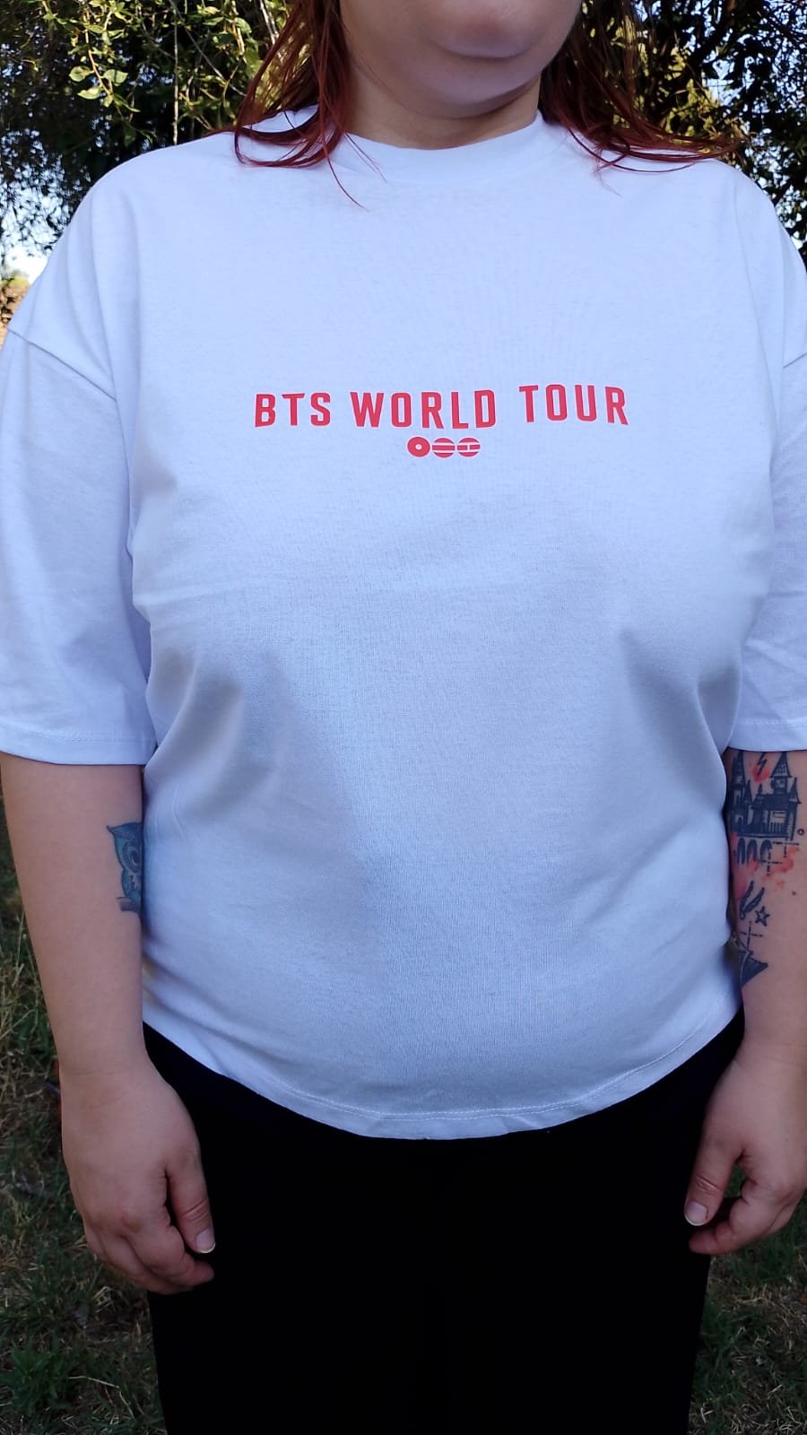 Remera blanca BTS World Tour 2026 diseño minimalista frente.